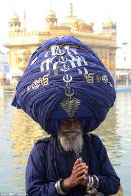 Sikh-in-a-300-meter-turban.jpg