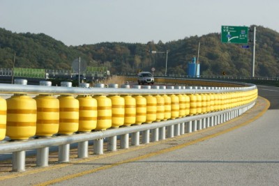 krutyashchiysya_otboynik_rolling_guardrail_barrier.jpg