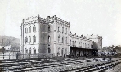 Вид на перон старого залізничного вокзалу.jpg