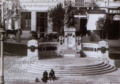 Пам'ятник Unirii встановлено в листопаді 1924.jpg